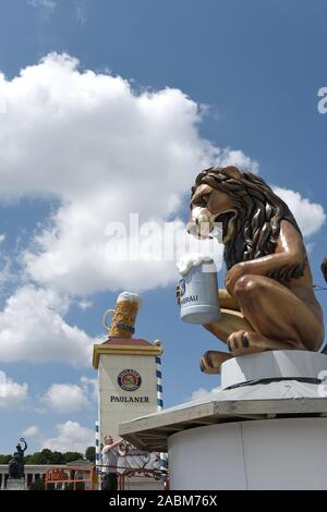 Set-up für das Oktoberfest 2019. Auf der rechten Seite eine übergroße Löwe Abbildung von Löwenbräu Bier trinken, wirbt im Hintergrund Paulaner Werbung erkennbar. [Automatisierte Übersetzung] Stockfoto