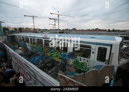 Ein Graffiti gesprüht ausrangierten Eisenbahnwaggon in der Thiel Keeper auf dem alten Rinder Hof Grundstück. [Automatisierte Übersetzung] Stockfoto