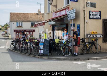 Radfahren die Teilnehmer im Rad Rennen Paris-Brest-Paris (Brevet) im August 2019. Das Rennen findet alle vier Jahre und umfasst eine Strecke von etwa 1220 Kilometern. [Automatisierte Übersetzung] Stockfoto