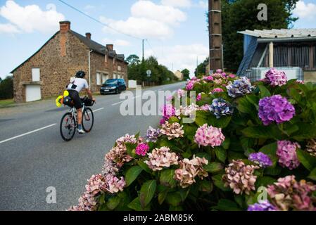 Radfahren die Teilnehmer im Rad Rennen Paris-Brest-Paris (Brevet) im August 2019. Das Rennen findet alle vier Jahre und umfasst eine Strecke von etwa 1220 Kilometern. [Automatisierte Übersetzung] Stockfoto