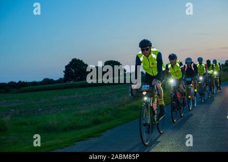 Radfahren die Teilnehmer im Rad Rennen Paris-Brest-Paris (Brevet) im August 2019. Das Rennen findet alle vier Jahre und umfasst eine Strecke von etwa 1220 Kilometern. [Automatisierte Übersetzung] Stockfoto