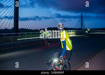 Radfahren die Teilnehmer im Rad Rennen Paris-Brest-Paris (Brevet) im August 2019. Das Rennen findet alle vier Jahre und umfasst eine Strecke von etwa 1220 Kilometern. [Automatisierte Übersetzung] Stockfoto