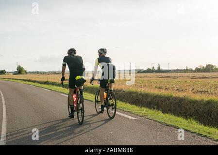 Radfahren die Teilnehmer im Rad Rennen Paris-Brest-Paris (Brevet) im August 2019. Das Rennen findet alle vier Jahre und umfasst eine Strecke von etwa 1220 Kilometern. [Automatisierte Übersetzung] Stockfoto