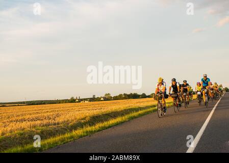 Radfahren die Teilnehmer im Rad Rennen Paris-Brest-Paris (Brevet) im August 2019. Das Rennen findet alle vier Jahre und umfasst eine Strecke von etwa 1220 Kilometern. [Automatisierte Übersetzung] Stockfoto