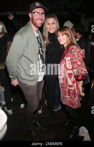 MALIBU, CA - 27. NOVEMBER: Sean Flynn, Jane Seymour, Gast, bei Shwayze Haus Für Die Feiertage Live von Malibu im Casa Escobar in Malibu, Kalifornien am 27. November 2019. Kredit Faye Sadou/MediaPunch Stockfoto