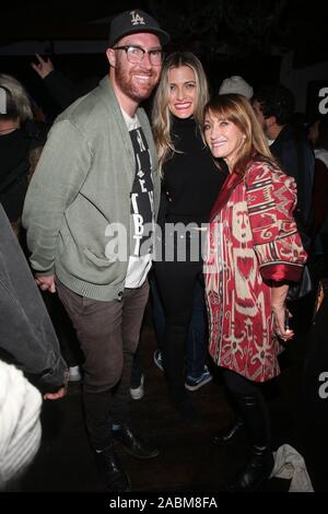 MALIBU, CA - 27. NOVEMBER: Sean Flynn, Jane Seymour, Gast, bei Shwayze Haus Für Die Feiertage Live von Malibu im Casa Escobar in Malibu, Kalifornien am 27. November 2019. Kredit Faye Sadou/MediaPunch Stockfoto