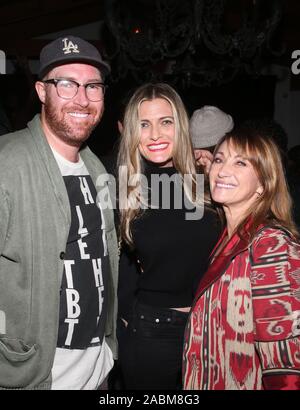 MALIBU, CA - 27. NOVEMBER: Sean Flynn, Jane Seymour, Gast, bei Shwayze Haus Für Die Feiertage Live von Malibu im Casa Escobar in Malibu, Kalifornien am 27. November 2019. Kredit Faye Sadou/MediaPunch Stockfoto