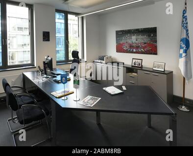 Der Schreibtisch im Büro von Rainer Koch, Präsident des Bayerischen Fußball-Verbandes. [Automatisierte Übersetzung] Stockfoto