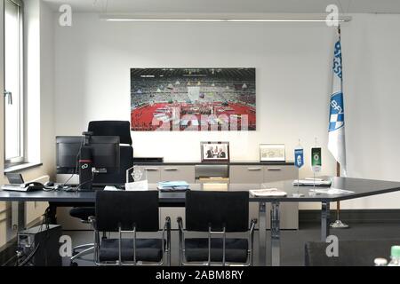 Der Schreibtisch im Büro von Rainer Koch, Präsident des Bayerischen Fußball-Verbandes. [Automatisierte Übersetzung] Stockfoto