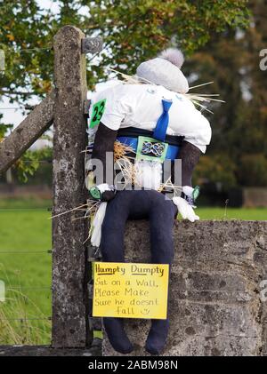 Humpty Dumpty halloween Vogelscheuche an einer Wand im New Inn, Tipperary, Irland sitzen Stockfoto