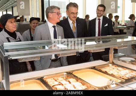 Eröffnung der neuen Mensa auf dem Campus der Technischen Universität München (TUM) in Garching. Im Bild der Wissenschaft Minister Bernd Sibler (l.) und TU-Präsident Wolfgang Herrmann vor der Verteilung der Apfelstrudel mit Vanillesauce. [Automatisierte Übersetzung] Stockfoto