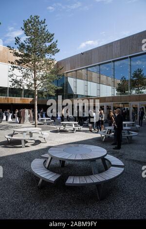 Eröffnung der neuen Mensa auf dem Campus der Technischen Universität München (TUM) in Garching. Im Bild der Innenhof. [Automatisierte Übersetzung] Stockfoto