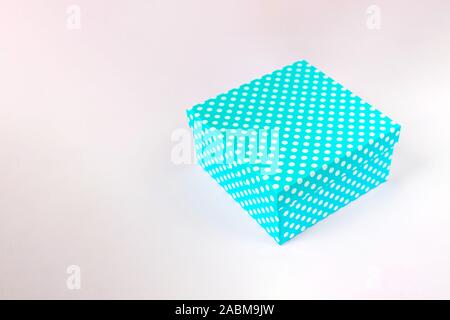 Ausschreibung blue box auf rosa Hintergrund. Urlaub Geschenk. Stockfoto