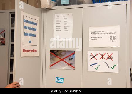 An der Droge Notdienst L 43 von prop e.v. gibt es Plakate mit Verboten und Geboten, die von den anwesenden gehalten zu werden. [Automatisierte Übersetzung] Stockfoto