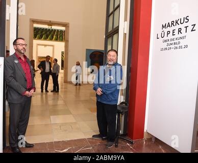 Ai Weiwei (li.) bei einem Protest durch den Betriebsrat im Haus der Kunst gegen den geplanten Personalabbau durch die Auslagerung der Bereiche der Aufsicht, Kasse und Gatter. Im Bild, der chinesische Künstler Tränen von Eintrittskarten am Eingang des Markus Lüppertz Ausstellung und somit verkauft sich mit den Mitarbeitern des Hauses, die von Entlassung bedroht sind. [Automatisierte Übersetzung] Stockfoto