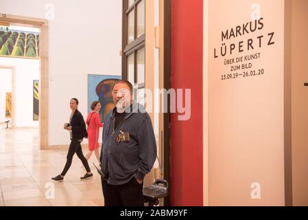 Ai Weiwei während einer Protestaktion des Betriebsrates im Haus der Kunst gegen den geplanten Personalabbau durch die Auslagerung der Bereiche der Aufsicht, Kasse und Tor. Im Bild, der chinesische Künstler Tränen von Eintrittskarten am Eingang des Markus Lüppertz Ausstellung und somit verkauft sich mit den Mitarbeitern des Hauses, die von Entlassung bedroht sind. [Automatisierte Übersetzung] Stockfoto