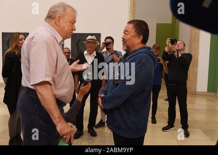 Ai Weiwei (r.) bei einem Protest durch den Betriebsrat im Haus der Kunst gegen den geplanten Personalabbau durch die Auslagerung der Bereiche der Aufsicht, Kasse und Tor. Das Bild zeigt die chinesischen Künstler im Gespräch mit dem Haus der Kunst Geschäftsführer Bernhard Spies, der nicht über die Aktion begeistert. [Automatisierte Übersetzung] Stockfoto