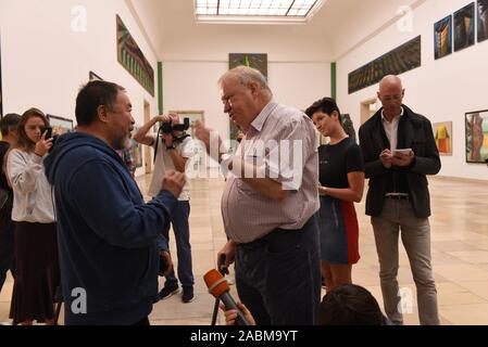 Ai Weiwei (li.) bei einem Protest durch den Betriebsrat im Haus der Kunst gegen den geplanten Personalabbau durch die Auslagerung der Bereiche der Aufsicht, Kasse und Gatter. Das Bild zeigt die chinesischen Künstler im Gespräch mit dem Haus der Kunst Geschäftsführer Bernhard Spies, der nicht über die Aktion begeistert. [Automatisierte Übersetzung] Stockfoto