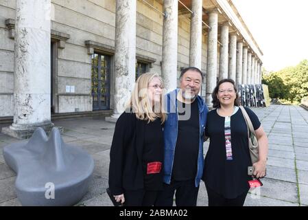 Ai Weiwei während einer Protestaktion des Betriebsrates im Haus der Kunst gegen den geplanten Personalabbau durch die Auslagerung der Bereiche der Aufsicht, Kasse und Tor. Das Bild zeigt die chinesischen Künstler mit zwei betriebsratsmitglieder vor dem Museum. [Automatisierte Übersetzung] Stockfoto