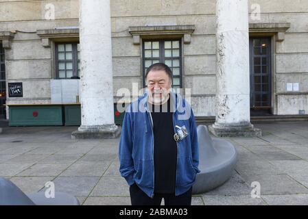 Ai Weiwei während einer Protestaktion des Betriebsrates im Haus der Kunst gegen den geplanten Personalabbau durch die Auslagerung der Bereiche der Aufsicht, Kasse und Tor. Das Bild zeigt die chinesischen Künstler vor dem Museum. [Automatisierte Übersetzung] Stockfoto