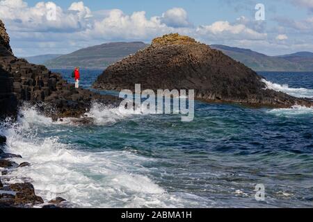 Staffa. Schottland. 07.05.09. Touristische an der Basalt Felsformationen auf der Insel Staffa in der Treshnish Inseln der Inneren Hebriden aus dem Westen Stockfoto