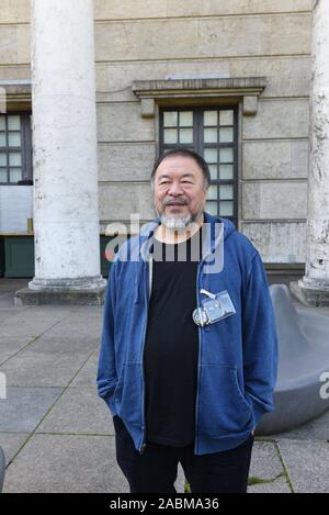 Ai Weiwei während einer Protestaktion des Betriebsrates im Haus der Kunst gegen den geplanten Personalabbau durch die Auslagerung der Bereiche der Aufsicht, Kasse und Tor. Das Bild zeigt die chinesischen Künstler vor dem Museum. [Automatisierte Übersetzung] Stockfoto