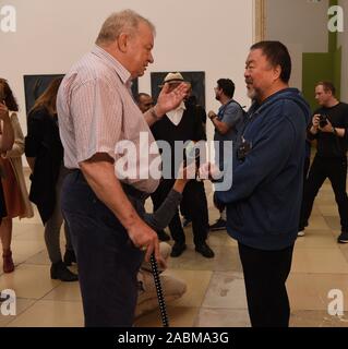 Ai Weiwei (r.) bei einem Protest durch den Betriebsrat im Haus der Kunst gegen den geplanten Personalabbau durch die Auslagerung der Bereiche der Aufsicht, Kasse und Tor. Das Bild zeigt die chinesischen Künstler im Gespräch mit dem Haus der Kunst Geschäftsführer Bernhard Spies, der nicht über die Aktion begeistert. [Automatisierte Übersetzung] Stockfoto