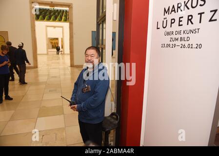 Ai Weiwei während einer Protestaktion des Betriebsrates im Haus der Kunst gegen den geplanten Personalabbau durch die Auslagerung der Bereiche der Aufsicht, Kasse und Tor. Im Bild, der chinesische Künstler Tränen von Eintrittskarten am Eingang des Markus Lüppertz Ausstellung und somit verkauft sich mit den Mitarbeitern des Hauses, die von Entlassung bedroht sind. [Automatisierte Übersetzung] Stockfoto