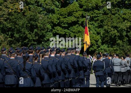 Soldaten März auf dem Fliegerhorst Fürstenfeldbruck während der abschließenden Appell der Officer Training. [Automatisierte Übersetzung] Stockfoto