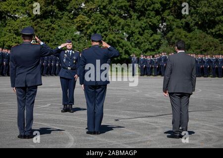 Soldaten an der abschließenden Appell der Officer Training auf dem Flugplatz Fürstenfeldbruck ihre Vorgesetzten begrüssen. [Automatisierte Übersetzung] Stockfoto