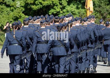 Soldaten März auf dem Fliegerhorst Fürstenfeldbruck während der abschließenden Appell der Officer Training. [Automatisierte Übersetzung] Stockfoto