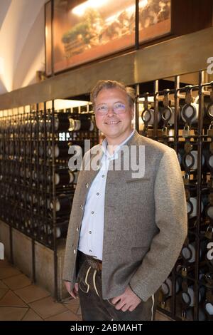 Vermieter Wolfgang Sperger vor einem Bierkrug sicher Regal im Münchner Hofbräuhaus. Das abschließbare, nummerierte Zimmersafes enthalten die bierkrüge der regelmäßige Gäste des Hofbräuhaus am Platzl. [Automatisierte Übersetzung] Stockfoto