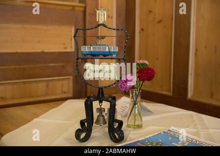 Vorbehalten Stammtisch für die straßenbahnfahrer im Münchner Hofbräuhaus am Platzl. [Automatisierte Übersetzung] Stockfoto