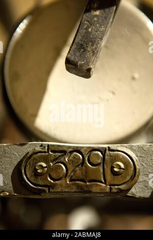 Abschließbare, nummeriert Safes für die bierkrüge der Stammgäste im Münchner Hofbräuhaus am Platzl. [Automatisierte Übersetzung] Stockfoto