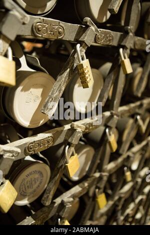 Abschließbare, nummeriert Safes für die bierkrüge der Stammgäste im Münchner Hofbräuhaus am Platzl. [Automatisierte Übersetzung] Stockfoto