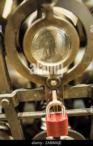 Abschließbare, nummeriert Safes für die bierkrüge der Stammgäste im Münchner Hofbräuhaus am Platzl. [Automatisierte Übersetzung] Stockfoto