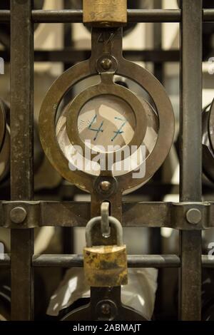 Abschließbare, nummeriert Safes für die bierkrüge der Stammgäste im Münchner Hofbräuhaus am Platzl. [Automatisierte Übersetzung] Stockfoto