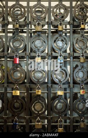 Abschließbare, nummeriert Safes für die bierkrüge der Stammgäste im Münchner Hofbräuhaus am Platzl. [Automatisierte Übersetzung] Stockfoto