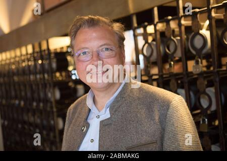 Vermieter Wolfgang Sperger vor einem Bierkrug sicher Regal im Münchner Hofbräuhaus. Das abschließbare, nummerierte Zimmersafes enthalten die bierkrüge der regelmäßige Gäste des Hofbräuhaus am Platzl. [Automatisierte Übersetzung] Stockfoto