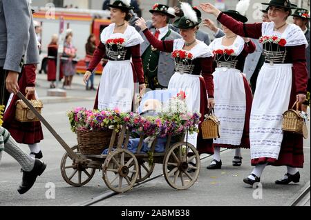 Müde Nachkommen in einem Handwagen an der Tracht und der sportschützen die Prozession am Anfang des Münchner Oktoberfest. [Automatisierte Übersetzung] Stockfoto