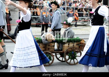 Müde Nachkommen in einem Handwagen an der Tracht und der sportschützen die Prozession am Anfang des Münchner Oktoberfest. [Automatisierte Übersetzung] Stockfoto