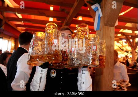 Wiesn Öffnung im Schottenhamel Festzelt. Ein Kellner trägt Leermasse - Kannen. [Automatisierte Übersetzung] Stockfoto