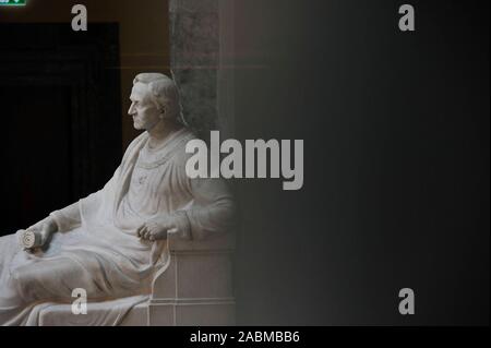 Die Statue von König Ludwig I. im Lichthof des Hauptgebäudes der Ludwig-Maximilians-Universität (LMU) München am Geschwister-Scholl-Platz. [Automatisierte Übersetzung] Stockfoto