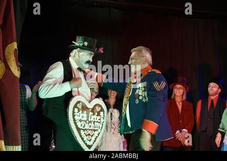 150 Jahre "Auf geht beim Schichtl auf dem Oktoberfest in München: Die Betreiber der traditionellen Variete Theater, Manfred Schauer (r.) mit Henker Ringo, der schrecklich. [Automatisierte Übersetzung] Stockfoto