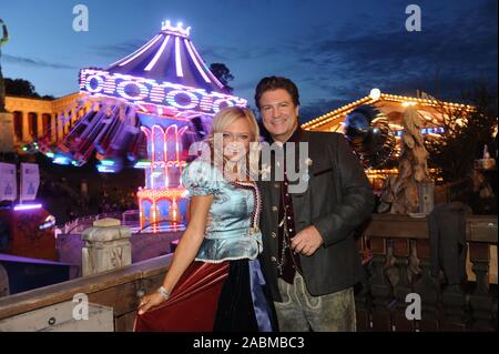 Schauspieler Francis Fulton Smith und Claudia Hillmeier auf dem traditionellen Wiesn-Almauftrieb in der Käfer Festzelt. [Automatisierte Übersetzung] Stockfoto