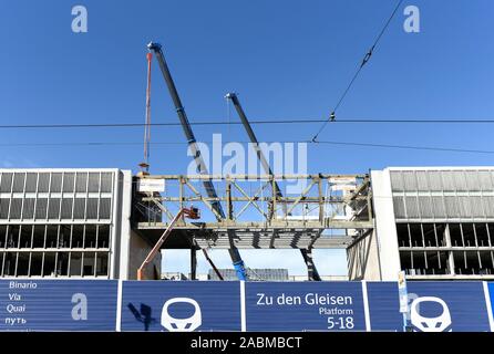 Im Zuge der Bauarbeiten für die zweite S-Bahn Linie, die Halle der Münchner Hauptbahnhof ist bereits vollständig abgerissen. Anstelle der ehemaligen Haupteingang gibt es nur ein großes Loch hinterlassen. [Automatisierte Übersetzung] Stockfoto