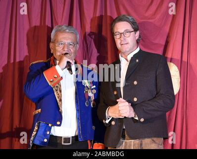 150 Jahre "Auf geht beim Schichtl auf dem Oktoberfest in München: Manfred Schauer (l), der Betreiber der traditionellen Variete Theater, mit Verkehrsminister Andreas Scheuer auf der Bühne als Jahrestag Gast. [Automatisierte Übersetzung] Stockfoto