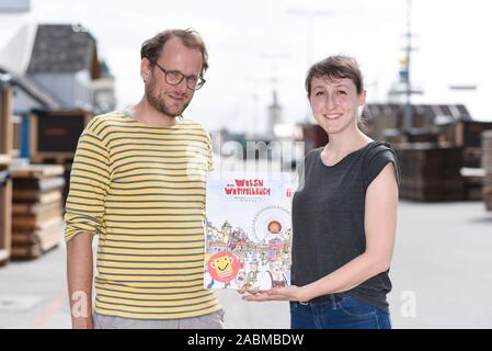 Verfasserin der Stellungnahme Jessica Strixner, zusammen mit Creative Director Martin Jonas, hat ein verstecktes Objekt Buch über die Münchner Wiesn veröffentlicht. [Automatisierte Übersetzung] Stockfoto