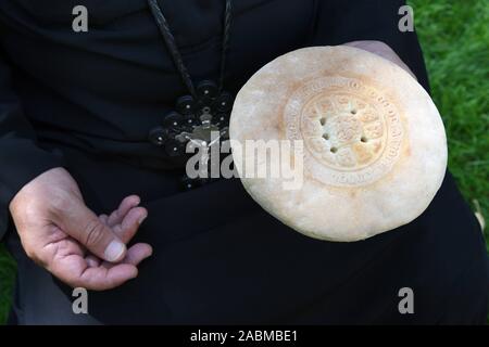 Brot der koptisch-orthodoxen Gemeinschaft in der Kirche St. Mina an der Josephsburgstraße in Berg am Laim gesegnet. [Automatisierte Übersetzung] Stockfoto