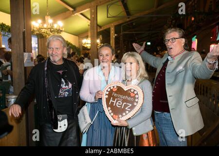 Von links nach rechts: Johnny Logan, Tanja Surmann, das Duo Marianne und Michael auf der Wiesn Party der TV-Sender GoldStar TV im Wein Zelt verlassen. [Automatisierte Übersetzung] Stockfoto